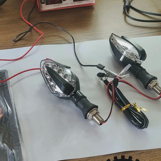 Señaleros de 9 LEDs en forma de punta de flecha para motos, diseño aerodinámico, alta visibilidad y fácil instalación