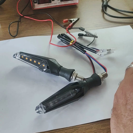 Señaleros de 6 LEDs con luz de posición azul para motos, alta visibilidad, diseño resistente y moderno, ideal para destacar en la vía